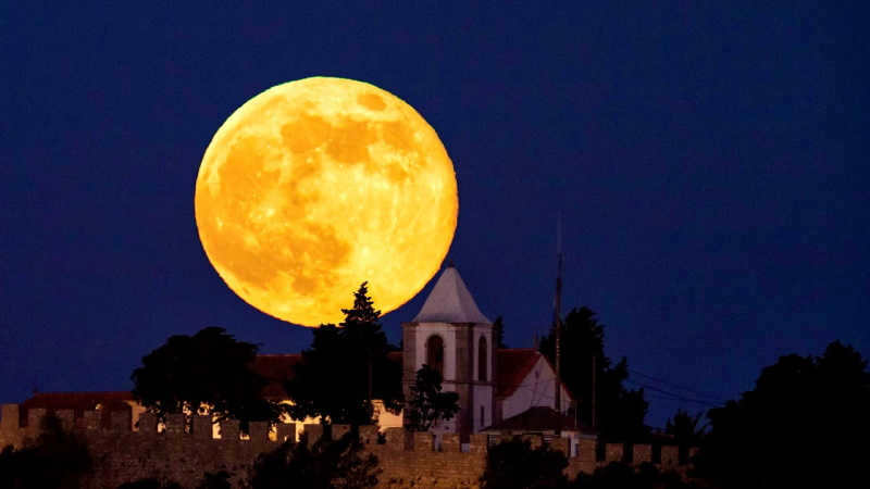 Moon illusion