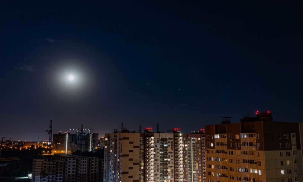 A parade of planets over the city