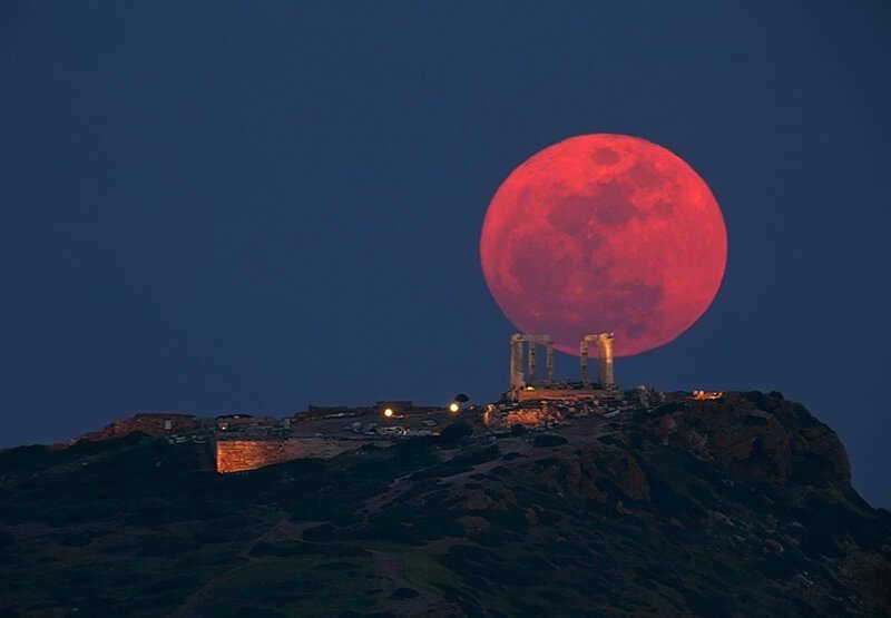 Frighteningly huge moon: why does the Earth's satellite sometimes look particularly large?