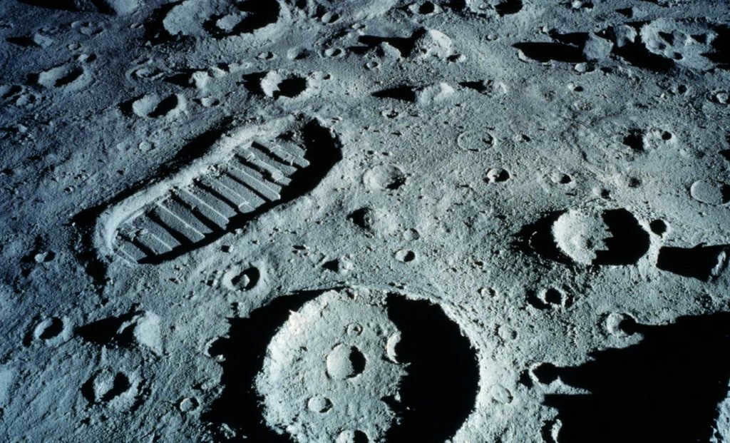 What color is the Moon: myths and scientific explanation