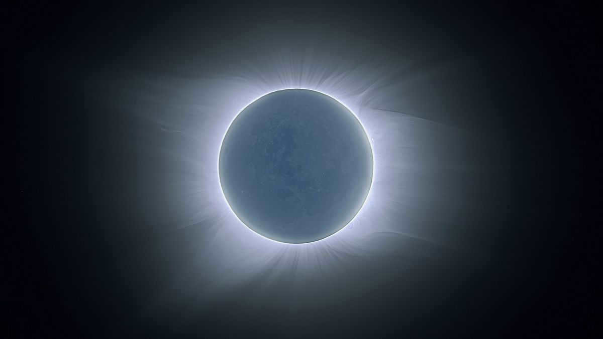What color is the moon: myths and scientific explanation