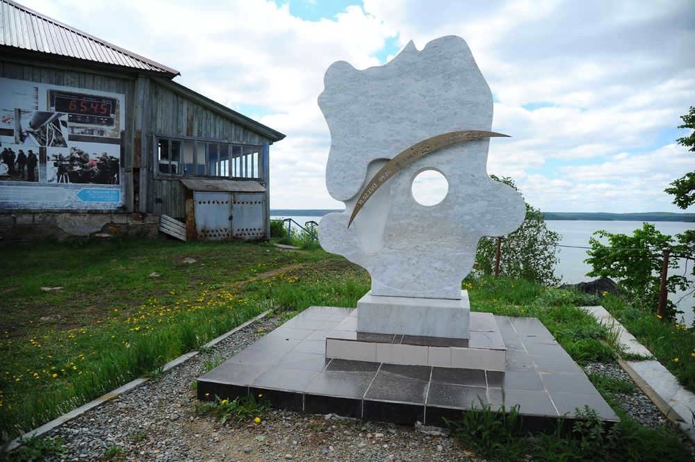 A sign with a view of the site of the meteorite fall. Photo: Sergei Suvorov, Alexei Gerasimov