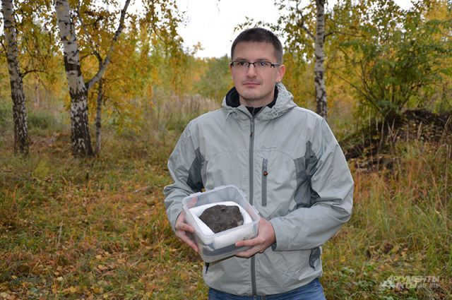 Chelyabinsk resident Alexei Usenkov sells a piece of meteorite for 2 million 112 thousand rubles.