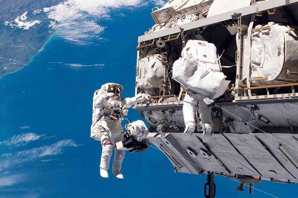 collinsaerospace.com