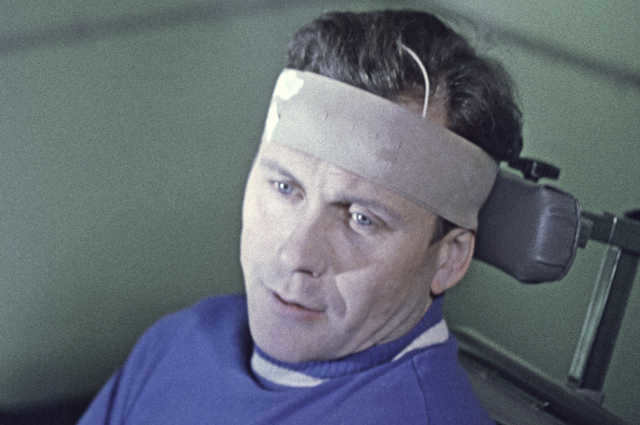 Cosmonaut Pavel Popovich at a training session in a sign language chamber. 1982 г.