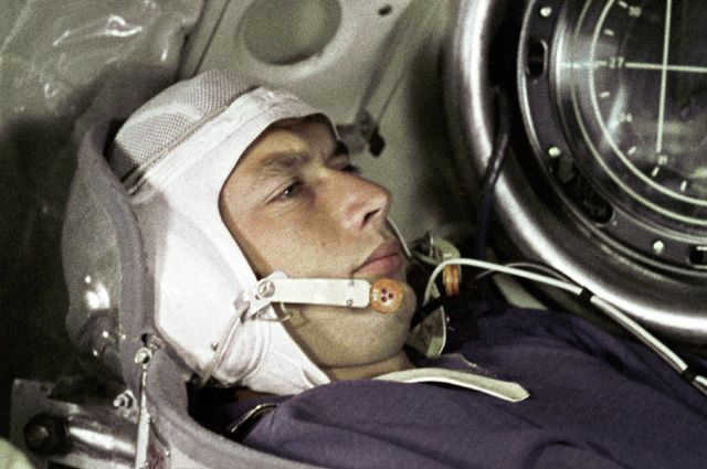 Cosmonaut Boris Yegorov in the cockpit of the Voskhod spacecraft. Training before a flight into outer space. 1964.