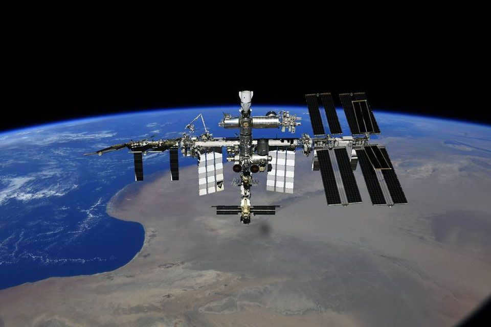 International Space Station, the segments are easy to find - in this photo, the Russian one is at the bottom and the American one can be seen at the top. The Dragon spacecraft docked to the Harmony module is clearly visible. Source: Roscosmos