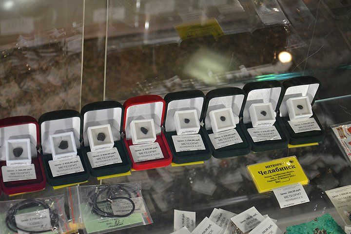 Fragments of the Chelyabinsk meteorite in the souvenir shop of the State Historical Museum of the Southern Urals.