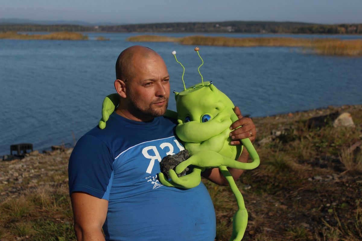 Local residents convinced the divers that together with the stone from outer space came aliens. And the guys decided to play along.
