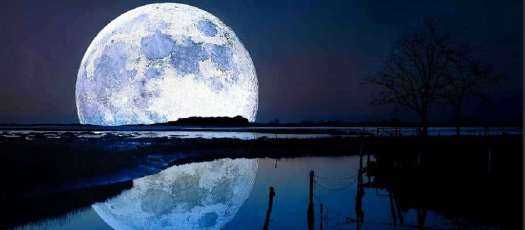 How close the moon is to the horizon
