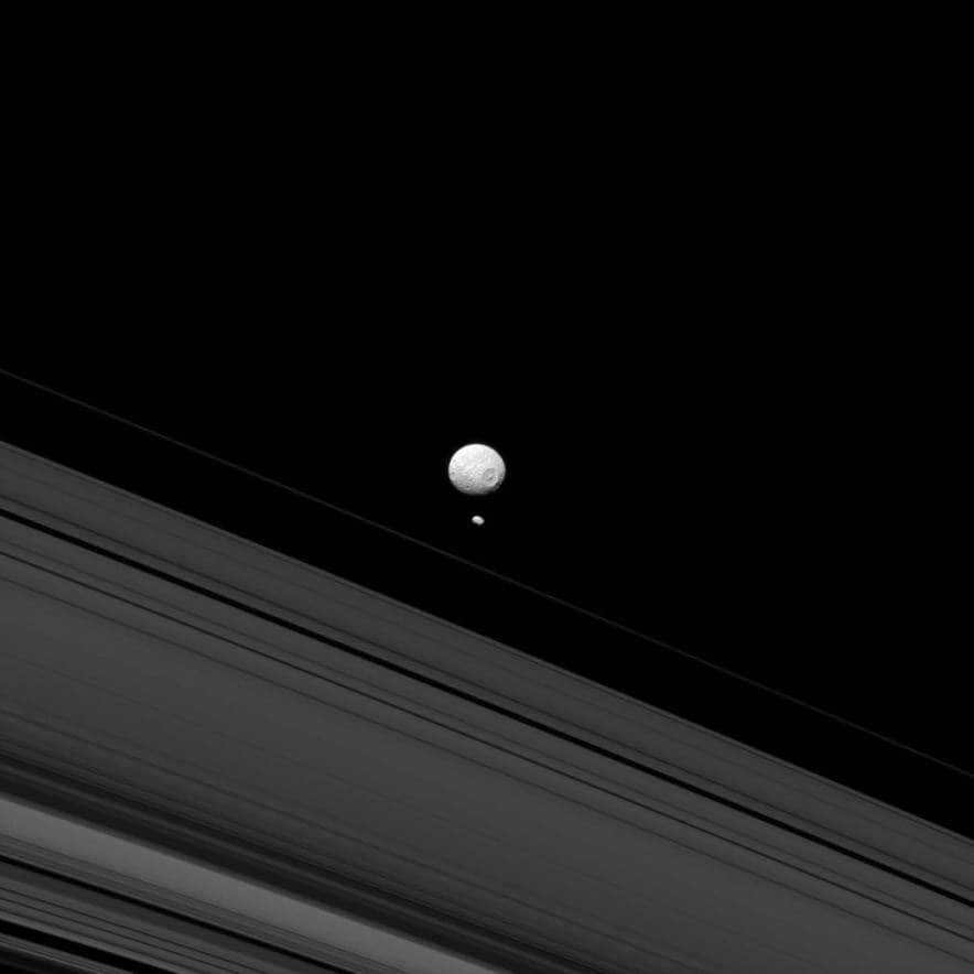 In this shot, you can see how the satellites Mimas and Pandora, captured by the Cassini spacecraft, differ. Pandora is small in size, so it lacks its own gravity to form itself into a sphere shape. Its elongated shape (81 kilometers across) may explain how it appeared at its orbital point. North on Mimas rises and rotates 28 degrees to the right. Cassini's narrow-angle camera blue (May 14, 2013) was used for the image. The distance was 1.1 million kilometers. Scale: 7 km per pixel. The Cassini program is a joint development of ESA, NASA and the Italian Space Agency. The team is based at the Jet Propulsion Laboratory. The two cameras on board were also built by them. The extracted photos are processed in Boulder, Colorado.