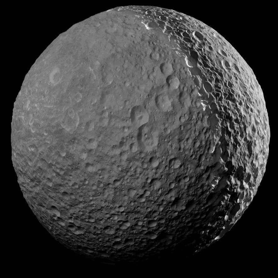 On January 30, 2017, Cassini made the closest approach to Mimas. They were separated by 41230 kilometers. In front of you is one of the highest resolutions of the satellite. During the mission, the spacecraft rarely visited Mimas and did not come closer than 50000 km. The lunar surface is covered with many crater scars. There are two versions of the mosaic. In one, the left side is illuminated by Saturn's glow, so the brightness was increased to show the surface cover. The second shows a more natural level of illumination. The researchers combined 10 images taken with narrow-angle cameras. The projection was created over terrain at 17.5 degrees south latitude and 325.4 degrees west longitude. This view comes closest to what we observe through a telescope. Scale: 250 meters per pixel. The images were taken in visible light on January 30, 2017. The Cassini program acts as a joint development of ESA, NASA and the Italian Space Agency. The team is based at LRD. The two cameras on board were also created by them. The resulting photographs are being processed in Boulder, Colorado.