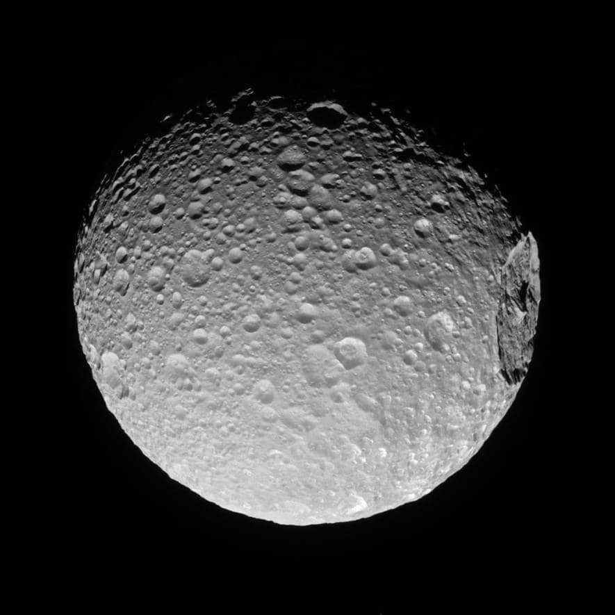 The large-scale crater of the Mimas moon, Herschel, can be seen in this view. Created by a significant impact capable of destroying the satellite completely. When a large impactor falls on the surface, a huge energy reserve is created. Sometimes it's enough to cause global destruction. Even non-catastrophic impacts can cause gigantic and stable scars (the crater extends for 396 km). The image shows the north rising and rotating 32 degrees to the left. The survey was taken on November 19, 2016 in visible light and at a distance of 85,000 km. Scale: 511 meters per pixel. The Cassini program is a joint development of ESA, NASA and the Italian Space Agency. The team is housed in the LRD. The two cameras on board were also created by them. The extracted photos are processed in Boulder, Colorado.