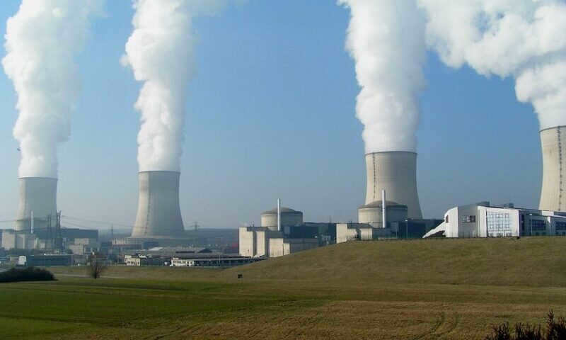 How does a nuclear power plant work?