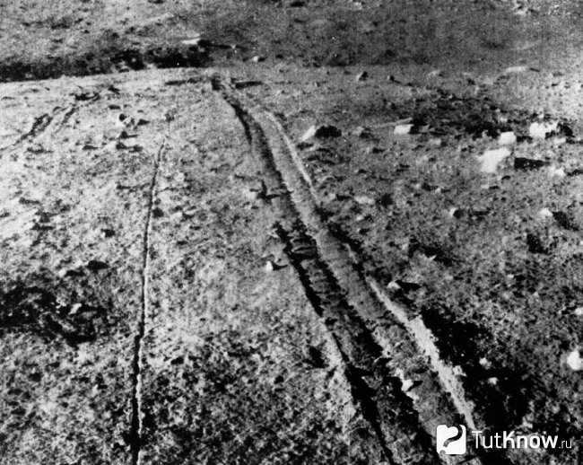 Lunar rover tracks in Rainbow Bay