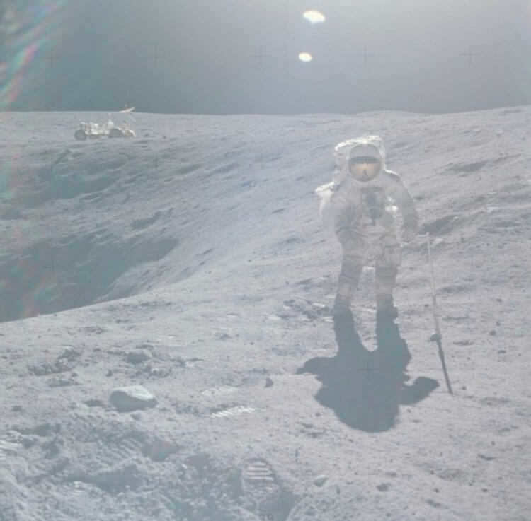 The 5 most popular myths about the first human landing on the Moon. Why do the shadows on the Moon look so strange in photos? Photo.