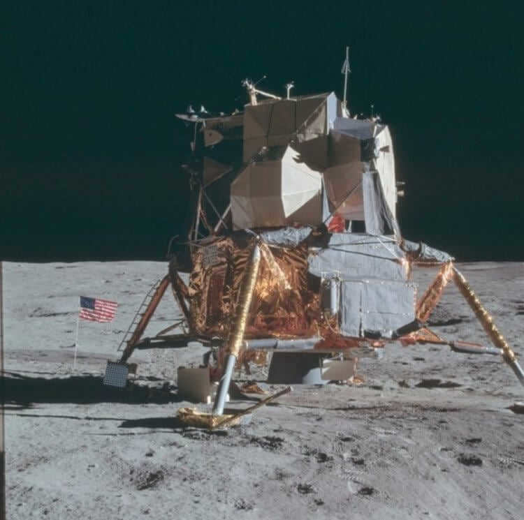 The 5 most popular myths about the first human landing on the moon. Why the landing module did not leave a crater? Photo.