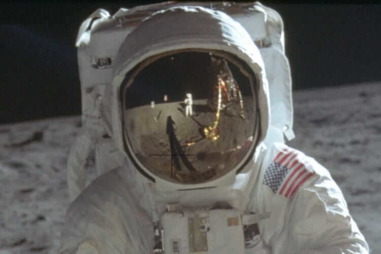 The 5 most popular myths about the first human landing on the Moon. Where is the camera in a reflected photograph? Photo.