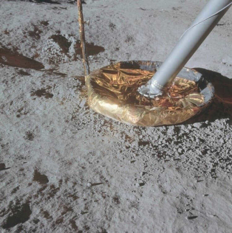 The 5 most popular myths about the first human landing on the moon. Why the landing module did not leave a crater? Photo.
