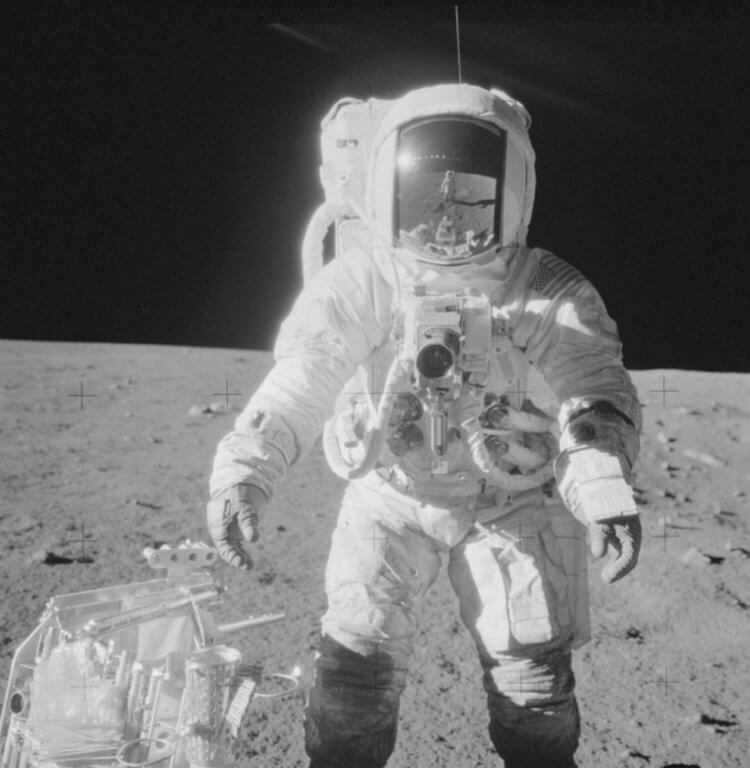 The 5 most popular myths about the first human landing on the moon. Where is the camera in the reflected photo? Photo.