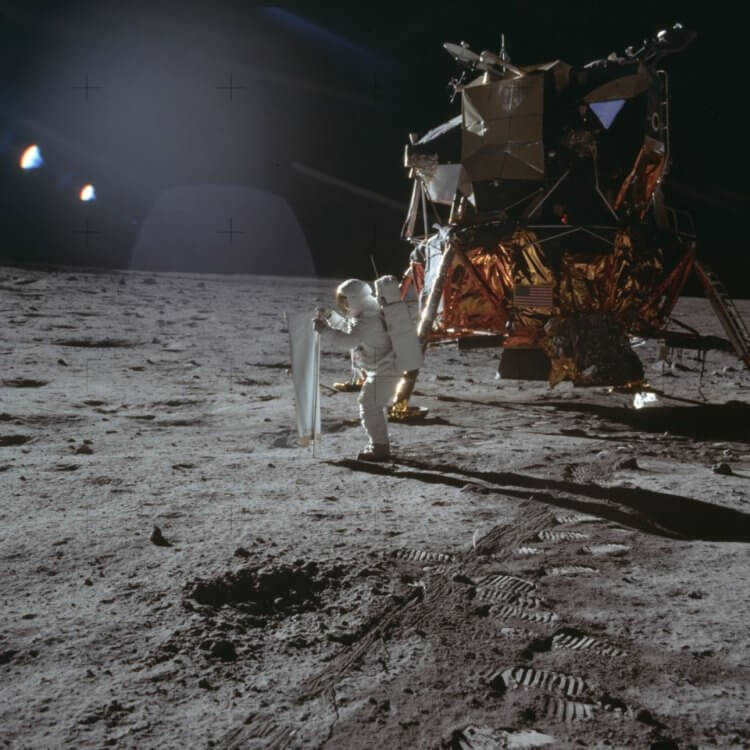 The 5 most popular myths about the first human landing on the Moon. Why the landing module did not leave a crater? Photo.