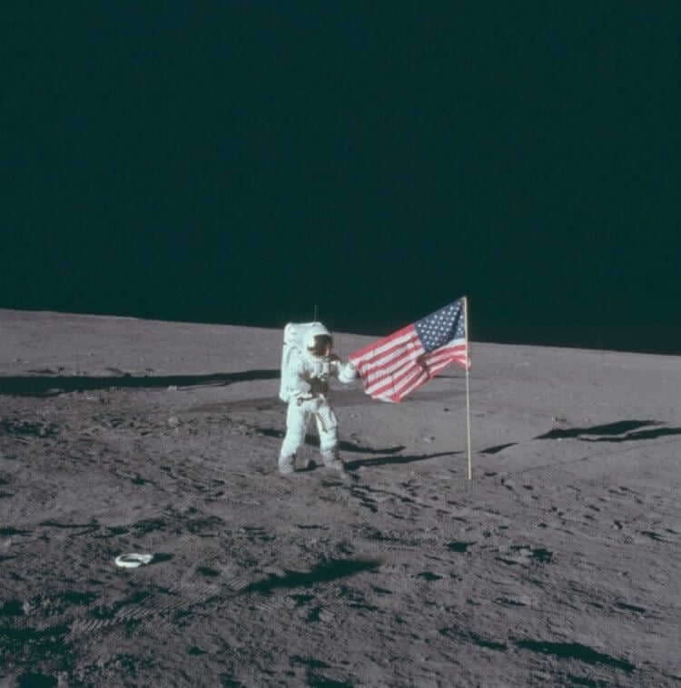 The 5 most popular myths about the first human landing on the moon. Why does the American flag sway in the wind? Photo.