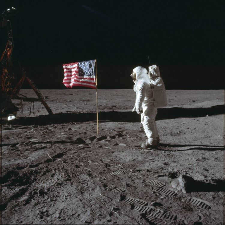 The 5 most popular myths about the first human landing on the moon. Why does the American flag sway in the wind? Photo.