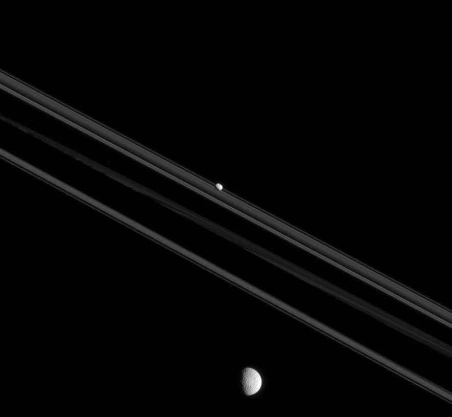 This image was extracted by the Cassini spacecraft on July 26, 2015 and shows Mimas and Pandora. Pandora is a crumb with a reach of 81 kilometers and is irregularly shaped. Mimas spans 396 km and was able to achieve a spherical appearance. The shapes are important because they reveal the characteristics and prehistory of the formation. For example, Pandora could have come from a merger of ring particles attracted by the nucleus. A narrow-angle camera was used to view the unlit side of the rings. Cassini is located 781,000 km from Pandora, with a scale of 5 km per pixel, and is 1.4 million km away from Mimas, whose scale is given as 8.4 km per pixel. The Cassini program acts as a joint development of ESA, NASA and the Italian Space Agency. The team is housed at LRD. The two cameras on board are also built by them. The extracted photos are processed in Boulder, Colorado.