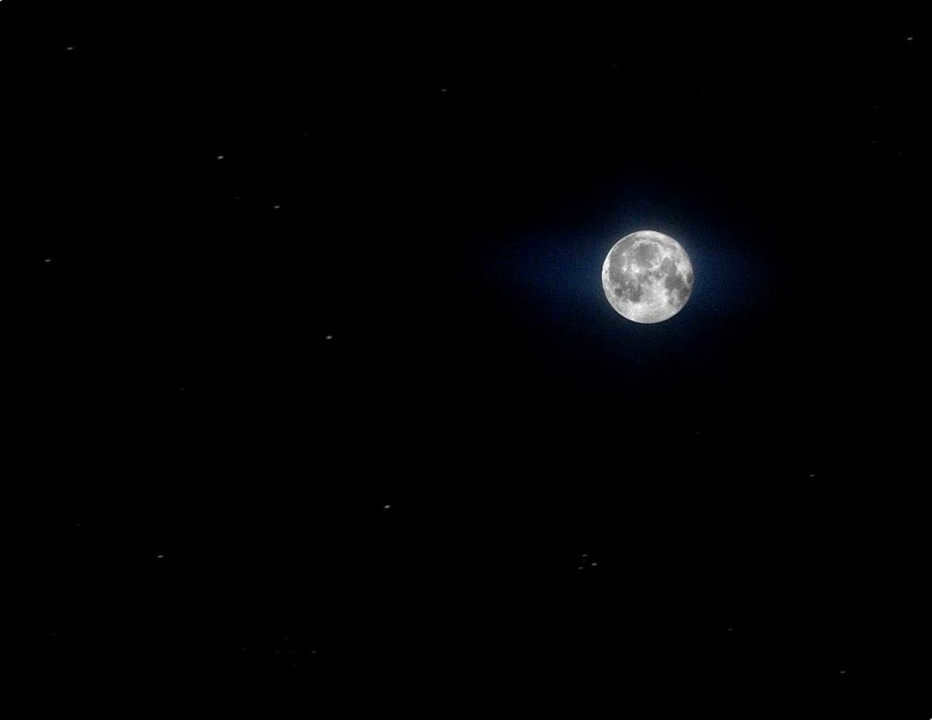 Stars on images of the Moon