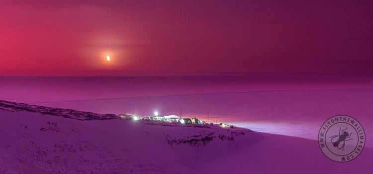 What caused the sky in Antarctica to turn pink. Antarctica's sky has turned pink, but why? Photo.