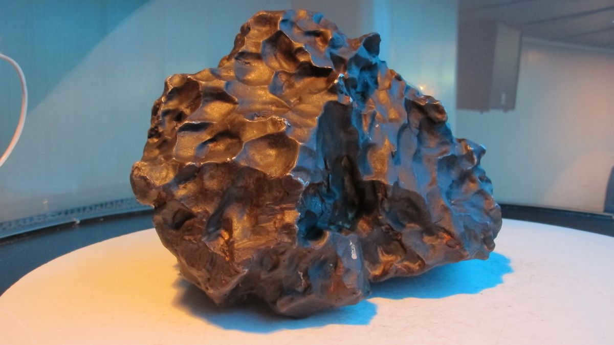 A fragment of the Sikhote-Alin meteorite in the Kaluga Planetarium.