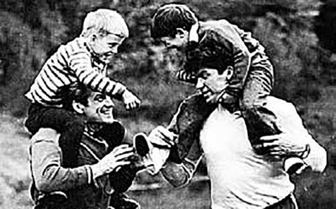 Vladimir Kovalenok and Valery Ryumin with their children