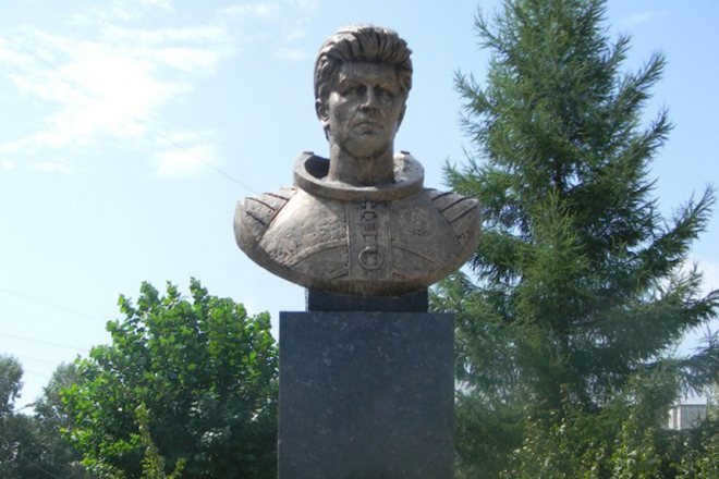 Monument to Valery Ryumin in Komsomolsk-on-Amur