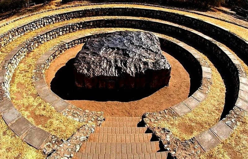 chem-otlichaetsya-meteorit-ot-meteora-foto-samyy-bolshoy-v-mire-zheleznyy-meteorit-goba-v-afrike-namibiya