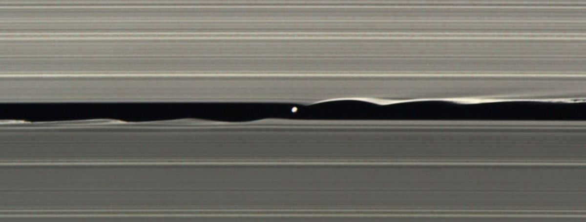 satellite Daphnis