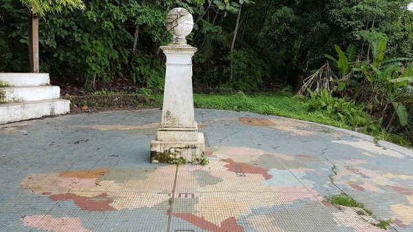 Earth's circumference at the equator in kilometers. How much to walk, radius