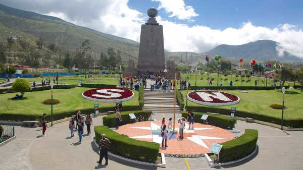 Earth's circumference at the equator in kilometers. How much to walk, radius