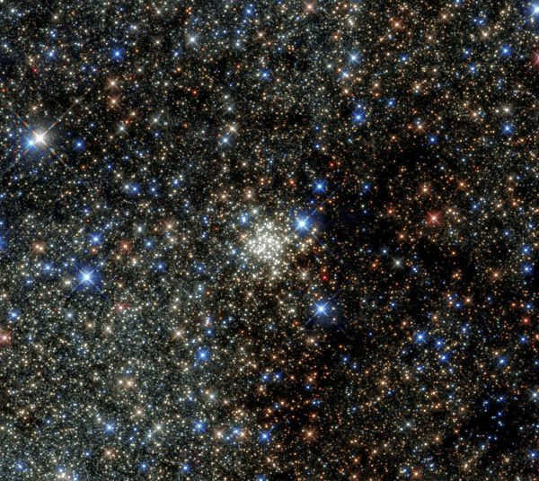 The Arches cluster got its name from the fact that its images in the X-ray range observed formations in the form of arcs, or arches, which are hot to 60 million degrees clouds of gases.