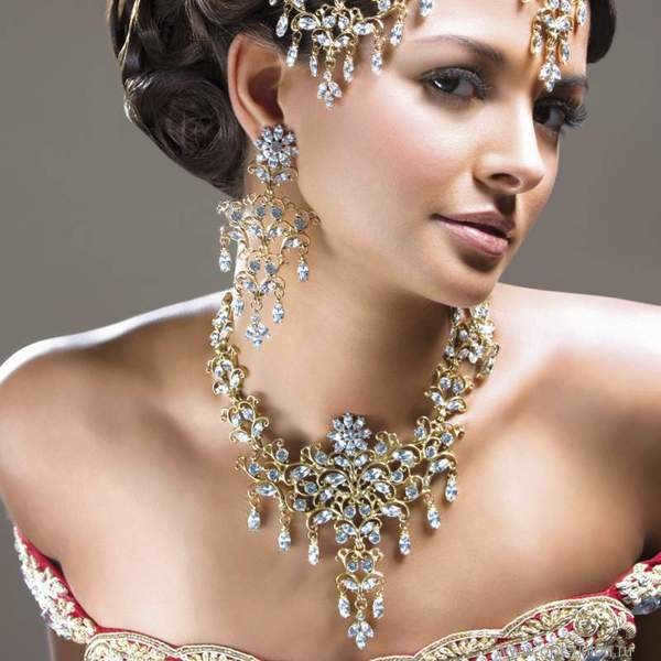 Leo woman with gold jewelry
