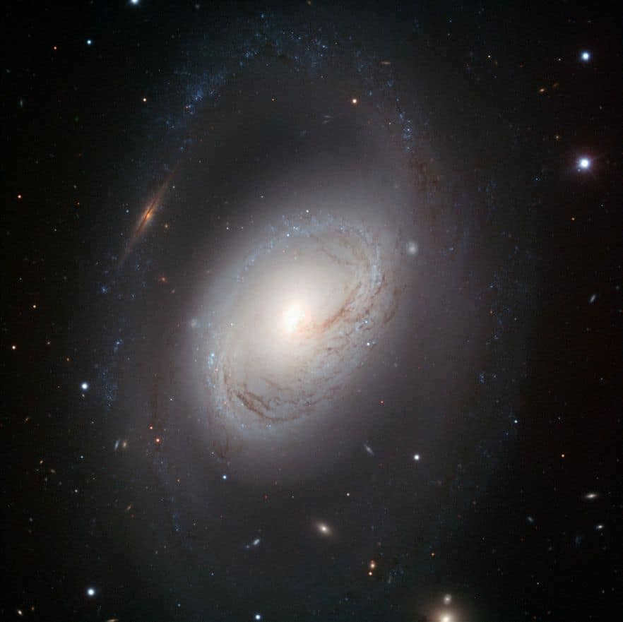M96 is the largest galaxy in the M96 group. Together with its spiral arms, its diameter reaches 100,000 light-years (like the Milky Way). Minor imperfections can be attributed to interactions with other members of the group or past collisions.