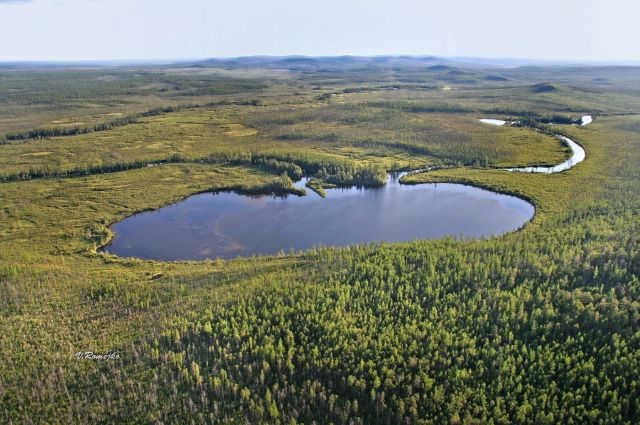 The lake is located exactly in the center of the basin over which the bolide exploded.