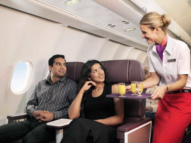 Where does oxygen come from in the cabin of an airplane flying at an altitude of 10,000 meters?